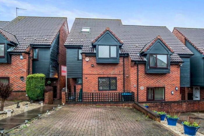 4 Bedroom Semi-Detached House To Rent In Baylie Lane, Hemel Hempstead, HP2