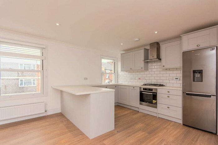 2 Bedroom Flat To Rent In Lime Grove, Shepherd's Bush, London, W12