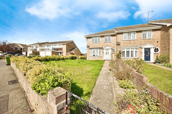 3 Bedroom End Of Terrace House For Sale In Clive Road, Sittingbourne, Kent, ME10