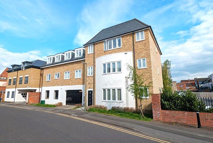 2 Bedroom Flat To Rent In Chertsey, KT16