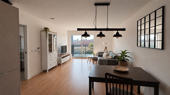 2 Bedroom Flat To Rent In Lockgate Mews, Manchester, M4