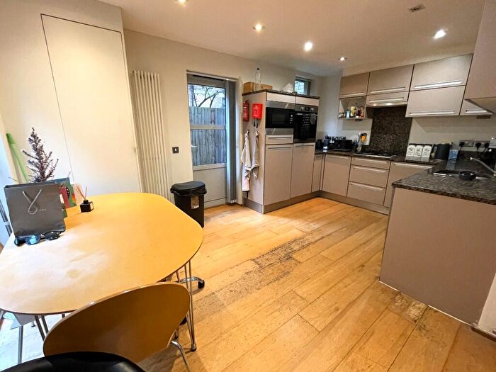 3 Bedroom Mews To Rent In Elizabeth Mews, Kay Street, London, E2