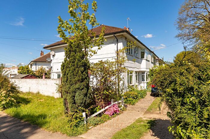 2 Bedroom Flat For Sale In Meadowcroft Close, Horley, RH6