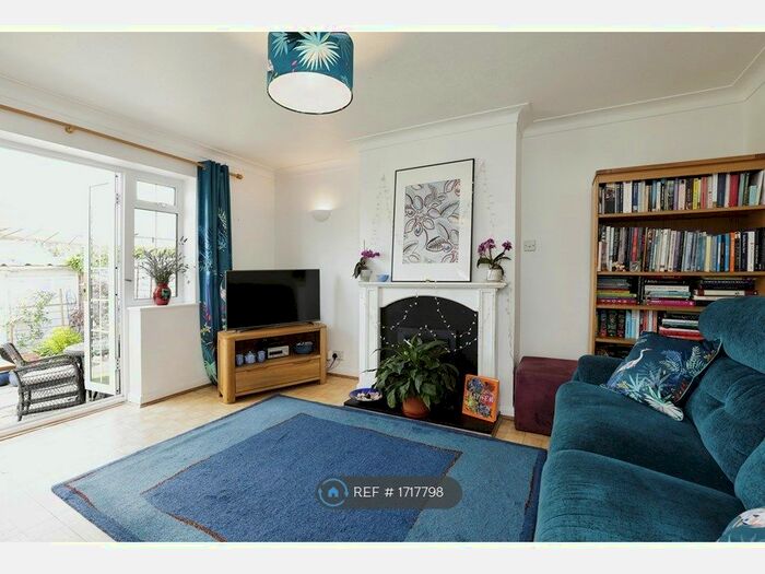 2 Bedroom Maisonette To Rent In Villiers Close, Surbiton, KT5
