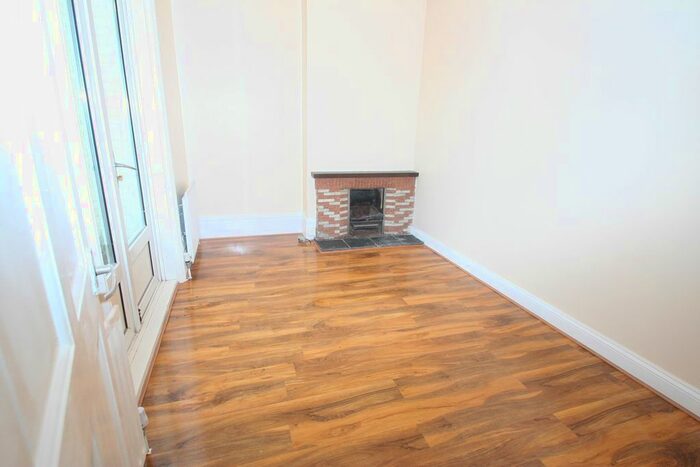2 Bedroom Flat To Rent In Rowsley Avenue, London, NW4