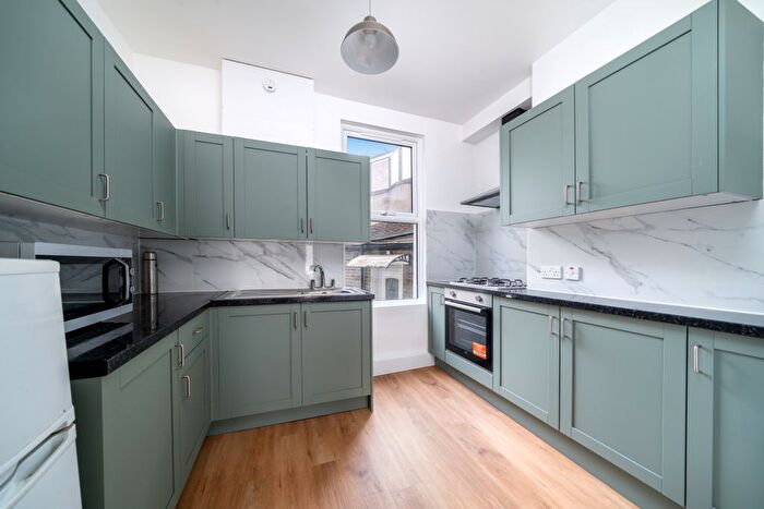3 Bedroom Flat To Rent In West Green Road, London, N15