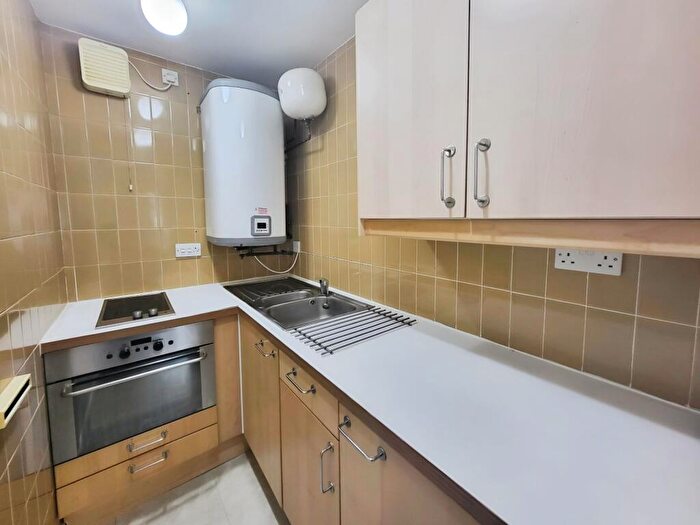 1 Bedroom Flat To Rent In Oakfield Court, Sale, M33