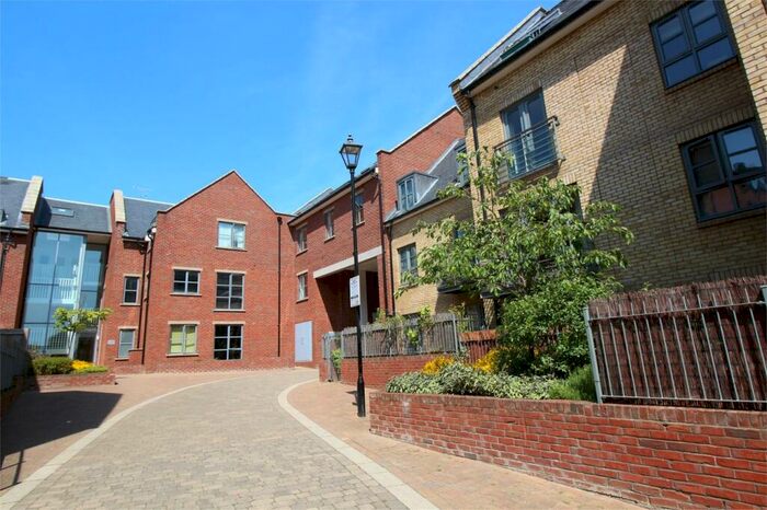 2 Bedroom Flat To Rent In Paynes Park, Hitchin, SG5