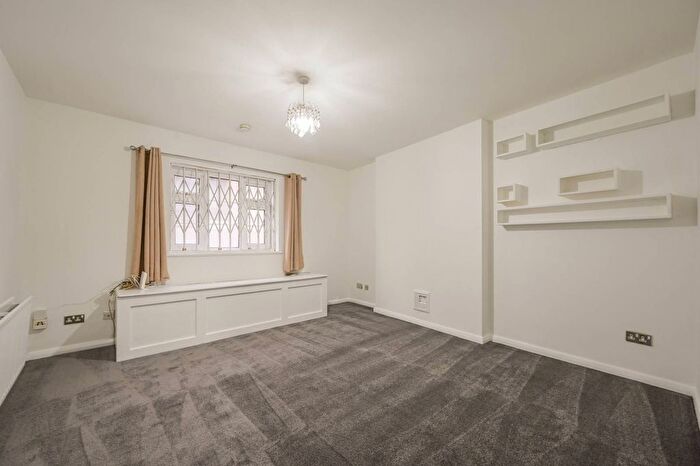 2 Bedroom Flat To Rent In Wolsey Street, Whitechapel, London, E1