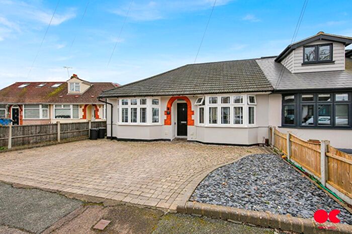 3 Bedroom Semi-Detached Bungalow For Sale In Oak Glen, Hornchurch, RM11