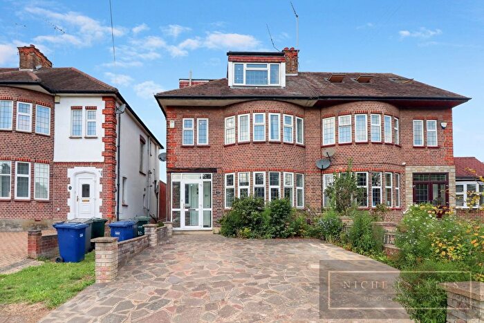 4 Bedroom Semi-Detached House To Rent In Walmington Fold, London, N12