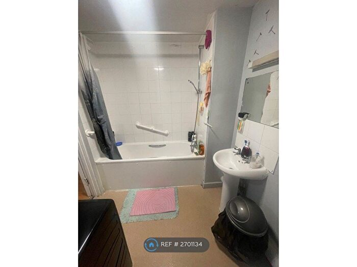 2 Bedroom Flat To Rent In Townsend Street, London, SE17