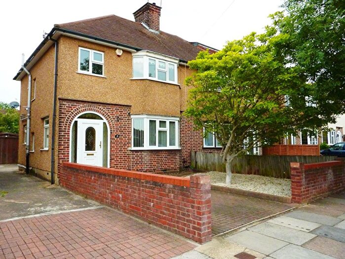 3 Bedroom Semi-Detached House For Sale In Norfolk Avenue, Watford, WD24