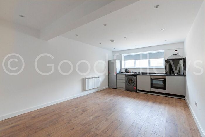 2 Bedroom Flat To Rent In Stonecot Hill, Sutton, Surrey, SM3