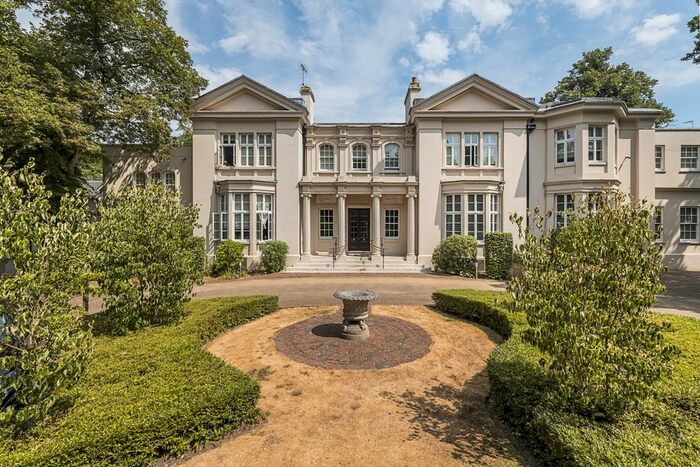 3 Bedroom Flat To Rent In Wimbledon Park Side, London, SW19