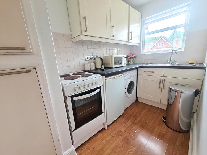 1 Bedroom Flat To Rent In Lodge, Ray Park Road, Maidenhead, SL6