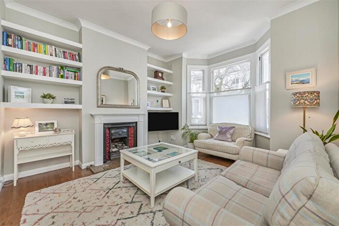 2 Bedroom Maisonette For Sale In Sugden Road, SW11