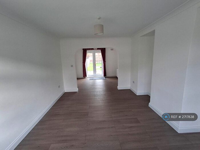 3 Bedroom Semi Detached House To Rent In George Crescent, London, N10