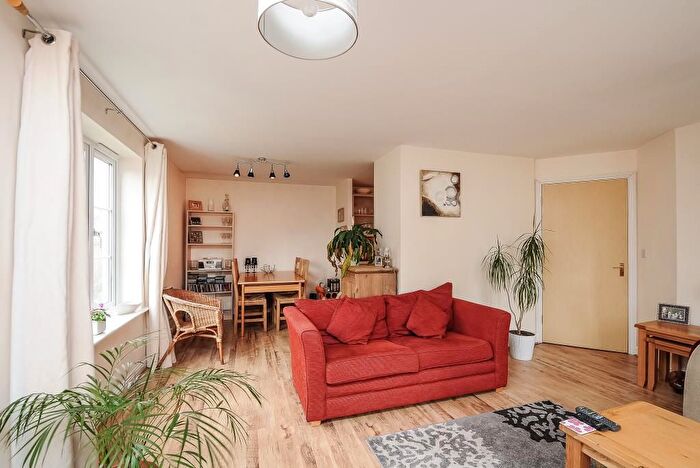 2 Bedroom Flat To Rent In Harvest Grove, Witney, OX28