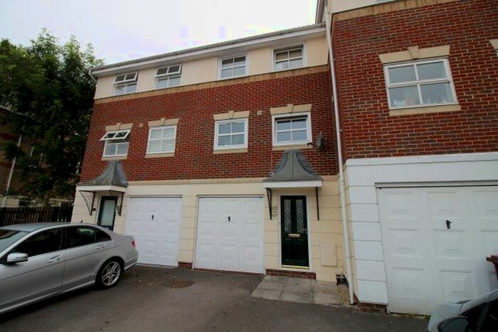 3 Bedroom Town House To Rent In Harvester Close, Chichester, PO19