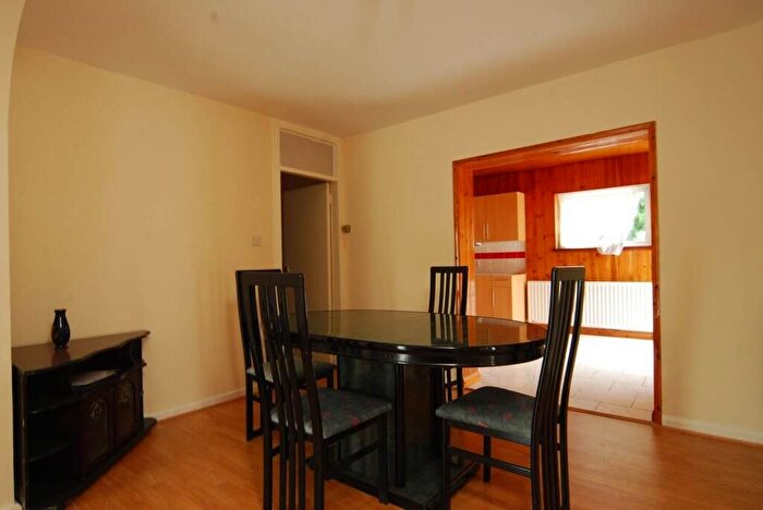 4 Bedroom Flat To Rent In Lowfield Road, Ealing, London, W3