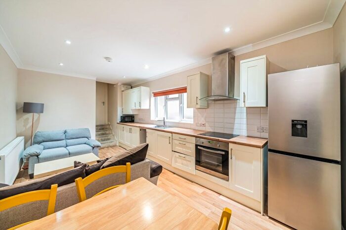 3 Bedroom Flat To Rent In Upper Tooting Road, London, SW17