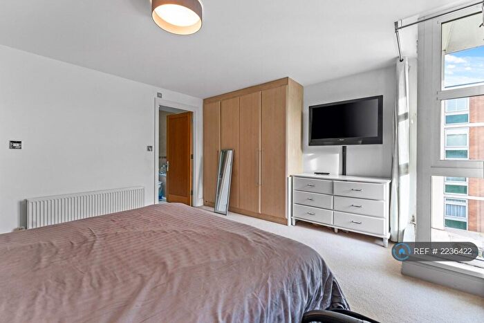 2 Bedroom Flat To Rent In Brook Parade, Chigwell, IG7