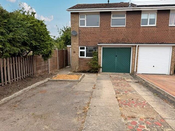 3 Bedroom Semi Detached House For Sale In Brambleside, Kettering, NN16