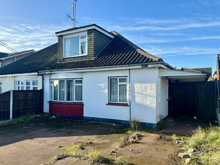 3 Bedroom Chalet For Sale In Ashingdon Road, Rochford, SS4