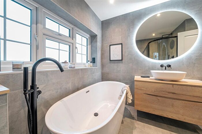 5 Bedroom Detached House For Sale In Knowles Avenue Crowthorne, Berkshire, RG45