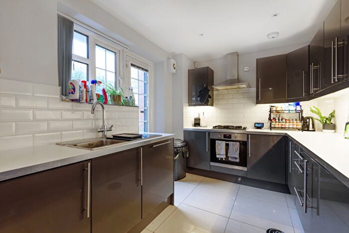 3 Bedroom Flat To Rent In Hollington Court, Chislehurst, BR7