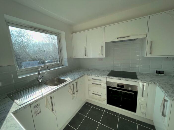 2 Bedroom Apartment To Rent In Poplar Grove, N11