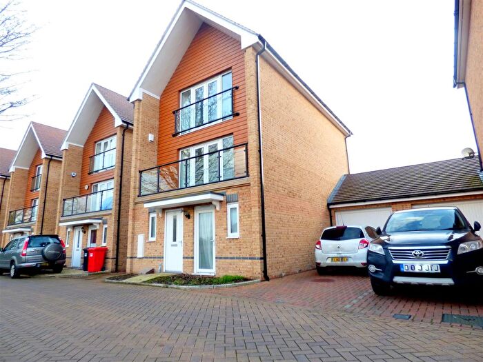 4 Bedroom Detached House To Rent In Edgeworth Close, Slough, SL3