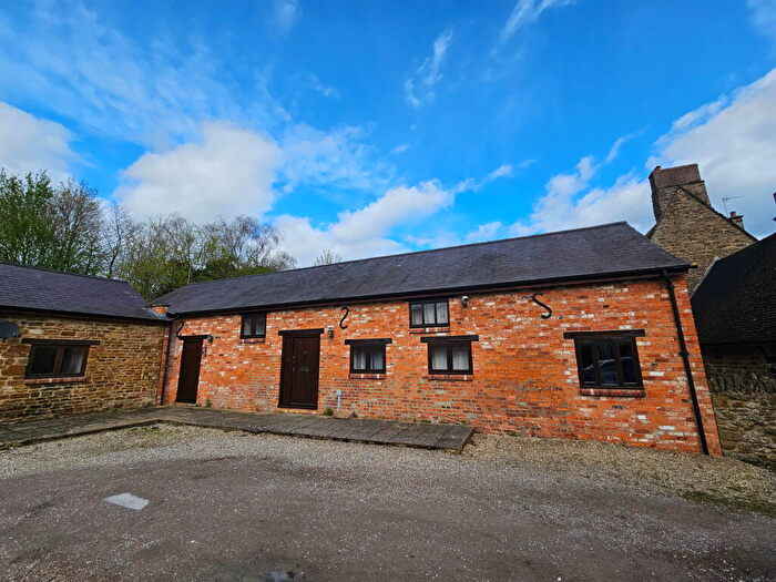 3 Bedroom Barn Conversion To Rent In Manor Road, Banbury, OX16