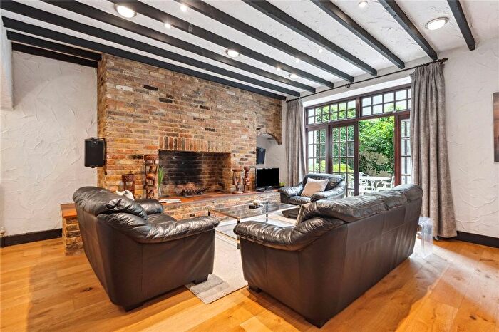 3 Bedroom Flat To Rent In Queen's Gate Gardens, London, SW7