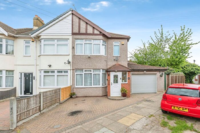 3 Bedroom End Of Terrace House For Sale In Cherry Tree Close, Rainham, RM13