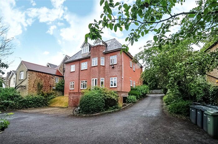 2 Bedroom Flat For Sale In Nightingale Road, Guildford, Surrey, GU1
