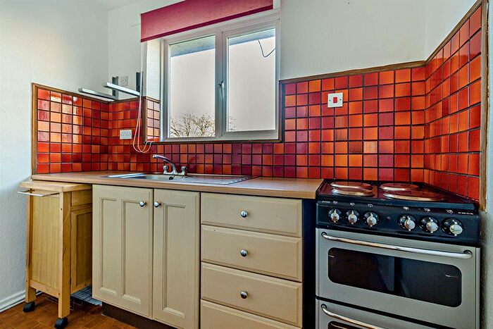 2 Bedroom Flat For Sale In Thornhill Road, Castleford, WF10