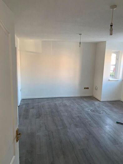 1 Bedroom Flat To Rent In Ground Floor Larkspur Gardens, LU4