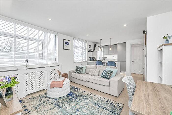 2 Bedroom Flat For Sale In Ravenslea Road, London, SW12