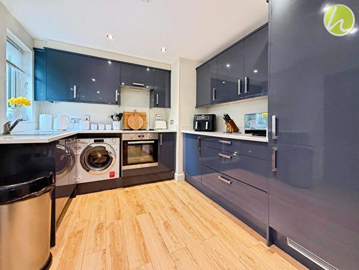 2 Bedroom Flat For Sale In King Street, Stanford-Le-Hope, SS17