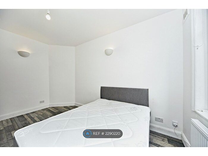 3 Bedroom Flat To Rent In Rydal Road, London, SW16