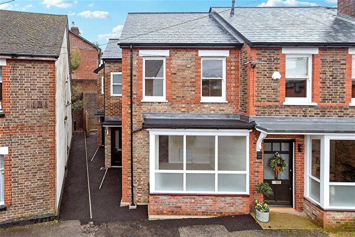 2 Bedroom Maisonette For Sale In Mount Street, Dorking, Surrey, RH4