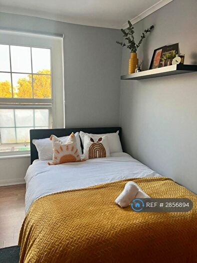 Studio To Rent In Kingsland High St, London, E8