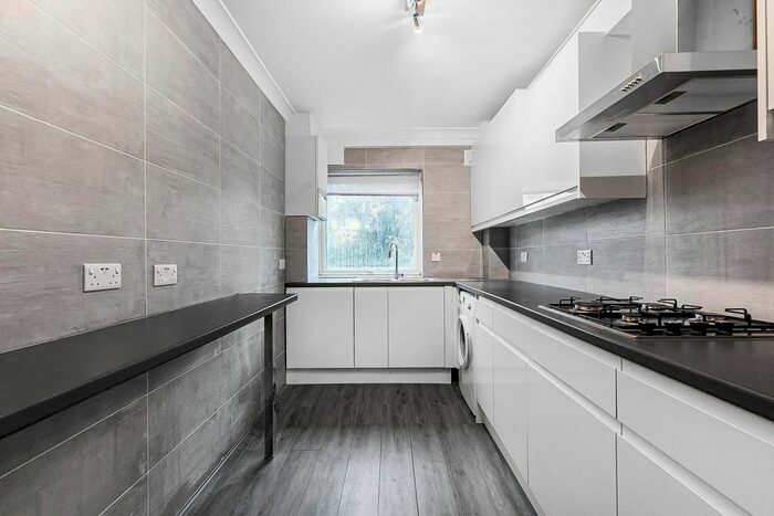 2 Bedroom Flat To Rent In Broadfields Avenue, Edgware, HA8