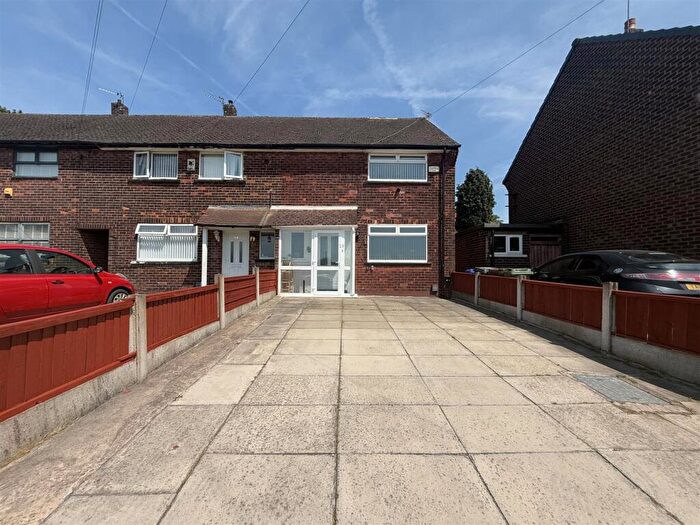 3 Bedroom Semi-Detached House For Sale In Blue Bell Close, Hyde, SK14