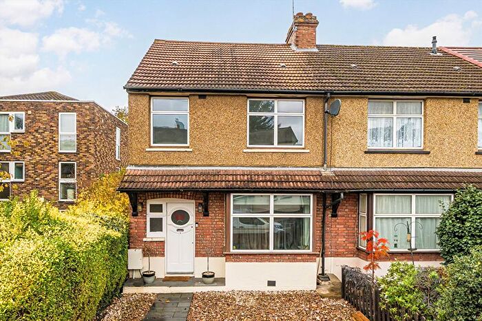 3 Bedroom End Terrace House For Sale In Hounslow Road, Whitton, TW2