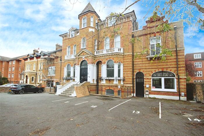 3 Bedroom Flat To Rent In Leigham Court Road, London, SW16