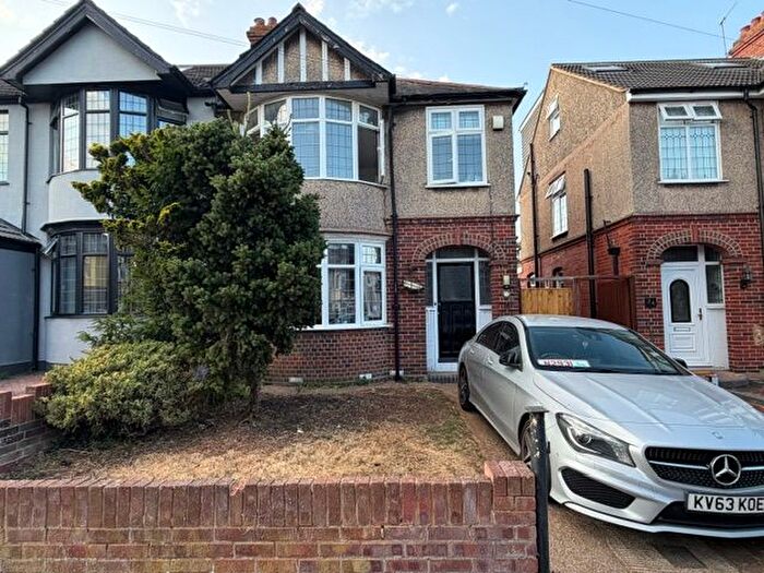 3 Bedroom Semi Detached House To Rent In Cranleigh Gardens, Luton, LU3