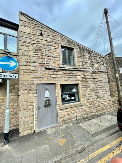 3 Bedroom Flat To Rent In Station Road, Barnoldswick, BB18